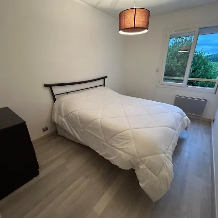 Avec Jardin Et Terrasse Comprenant 2 Au Calme à Proximité Du Centre Ville, à 5 Minutes Du Du Salagou